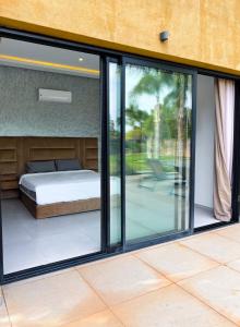 Habitación con cama y puertas correderas de cristal en Villa Khmissa 5, en Marrakech