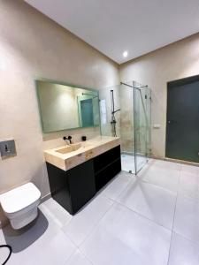 y baño con lavabo, aseo y espejo. en Villa Khmissa 5, en Marrakech
