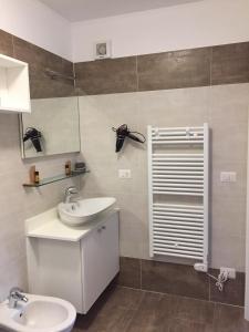 La salle de bains est pourvue d'un lavabo et d'un miroir. dans l'établissement Agriturismo La Lupa, à Madonna della Provvidenza