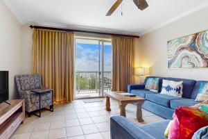 sala de estar con sofá y mesa en Fourth level views at Blue Heron Beach Resort, en Orlando