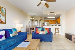 una sala de estar con 2 sofás azules y una mesa. en Fourth level views at Blue Heron Beach Resort, en Orlando