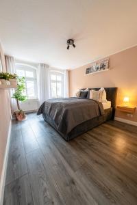 1 dormitorio con 1 cama y suelo de madera en Luxury Vista Apartment I Küche I WLAN I Smart-TV, en Magdeburgo