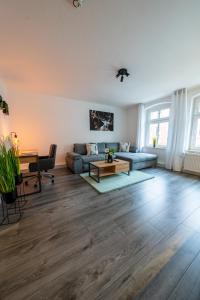 sala de estar con sofá y mesa en Luxury Vista Apartment I Küche I WLAN I Smart-TV, en Magdeburgo