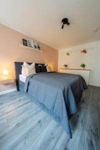 Llit o llits en una habitació de Luxury Vista Apartment I Küche I WLAN I Smart-TV