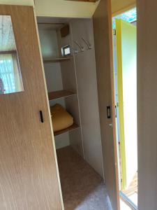 Un pat sau paturi într-o cameră la Tiny House 2 Erwachsene 2 Kinder