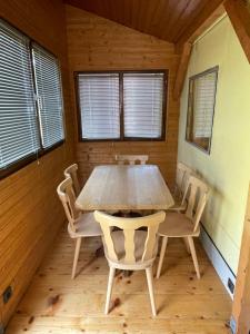 een eetkamer met een tafel en stoelen in een hut bij Tiny Hous 2 Erwachsene 2 Kinder in Ferlach