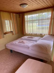 Un pat sau paturi într-o cameră la Tiny House 2 Erwachsene 2 Kinder