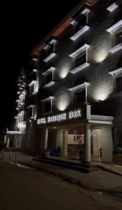 a night view of a hotel building with lights at HÔTEL MARIADOR PARK in Conakry