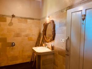 uma casa de banho com um lavatório e um espelho em Follow Your Dreams Gili Air em Gili Air