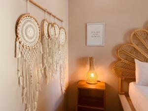 ein Schlafzimmer mit mehreren Traumketten an der Wand in der Unterkunft Follow Your Dreams Gili Air in Gili Air