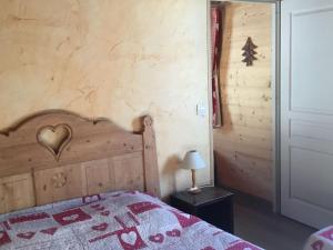 une chambre avec un lit et un mur en bois dans l'établissement Appartement 3 pièces avec balcon, proche des remontées mécaniques et du centre, parking inclus - FR-1-676-56, à Châtel