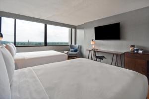 Letto o letti in una camera di Four Points by Sheraton Boston Newton