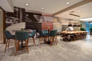 Area soggiorno di Four Points by Sheraton Boston Newton