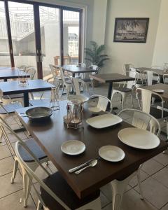 een grote houten tafel met borden en keukengerei erop bij El Coronado Resort in Wildwood Crest