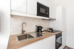 una cucina con lavandino e forno a microonde di Appartement6P/New&FullEquipped/NATION/FG StANTOINE a Parigi