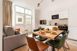 kuchnia i salon ze stołem i krzesłami w obiekcie Appartement6P/New&FullEquipped/NATION/FG StANTOINE w Paryżu