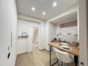 a kitchen with a table and chairs in a room at Blue Diamond in Vibo Valentia Marina
