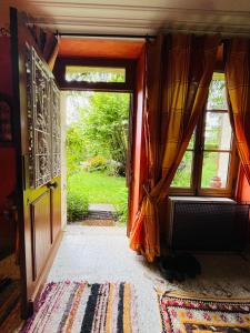 una puerta abierta en una habitación con ventana en Le buisson de la Gariole, en Aubigny-sur-Nère