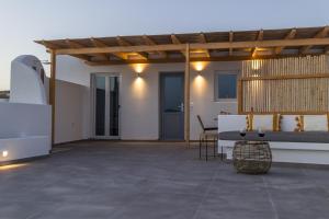 un ampio patio con tavolo e sedie di Clara Terra a Mytakas