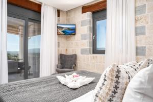 ein Schlafzimmer mit einem Tisch mit einem Stuhl und einem Fenster in der Unterkunft Villa Celestia in Zakynthos