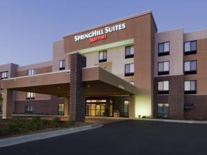 un grand bâtiment avec un panneau à l'avant dans l'établissement SpringHill Suites by Marriott Sioux Falls, à Sioux Falls