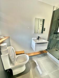 A bathroom at Spacious Modern Bungalow with Garden, Hot Tub, Gas BBQ and SKY Sports!