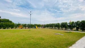 um parque com um campo de futebol e um poste de luz em Hotel Anmol Resort em Indore