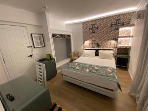 a bedroom with a bed and a brick wall at Hotel Cavaleiros De Cristo in Tomar