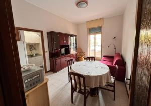 - un salon avec une table et un canapé rouge dans l'établissement Diano Marina - Garofani, à Diano Marina