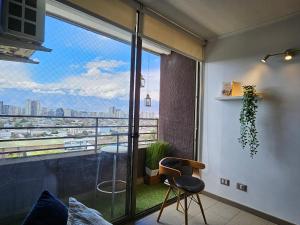 サンティアゴにあるDepartamento Acogedor en Avenida Matta, a Pasos del Metroの市街の景色を望む窓付きの客室です。