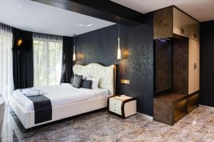 En eller flere senge i et værelse på THE HIDDEN BANK: Silver Bullet