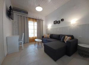 sala de estar con sofá y mesa en Babis Apartments & Studios Iremia, en Acharavi