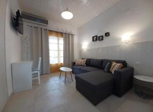 A seating area at Babis Apartments & Studios Iremia