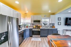 La cuisine est équipée de placards bleus et d'un réfrigérateur en acier inoxydable. dans l'établissement White Lake Vacation Rental about 5 Mi to Skiing!, à Walled Lake 16 autres photos