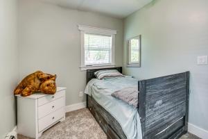 1 dormitorio con 1 cama, vestidor y ventana en White Lake Vacation Rental - Walk to Lake Access!, en Walled Lake