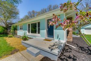 une maison avec une serre avec un porche dans l'établissement White Lake Vacation Rental about 5 Mi to Skiing!, à Walled Lake