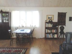 d'une salle à manger avec une table, des chaises et une fenêtre. dans l'établissement Cozy cottage in Aleklinta, north of Borgholm, close to the sea, à Borgholm