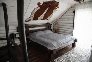 1 dormitorio con 1 cama en el ático en База відпочинку Forest Stream, en Svalyava
