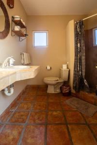 bagno con servizi igienici e lavandino di Chris Villa La Jolla San José del Cabo a San José del Cabo