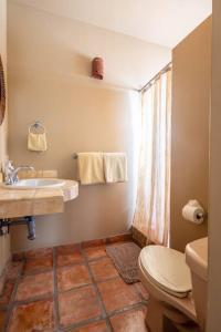 bagno con servizi igienici e lavandino di Chris Villa La Jolla San José del Cabo a San José del Cabo