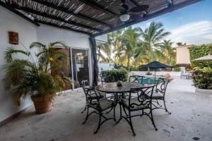 un patio con tavolo e sedie e una piscina di Tooker Villa La Jolla San José del Cabo a San José del Cabo