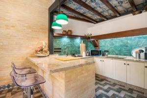 Kuchyň nebo kuchyňský kout v ubytování Casa Sierraverde Fuenteheridos by MSHOLIDAYS
