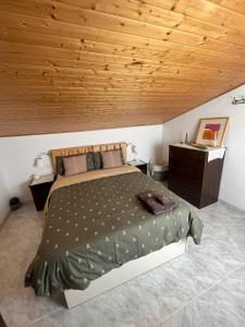 1 dormitorio con cama y techo de madera en Apartament Villa Luisa en Can Trabal