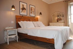 a bedroom with a large bed and a mirror at La casa in collina in Cinzano