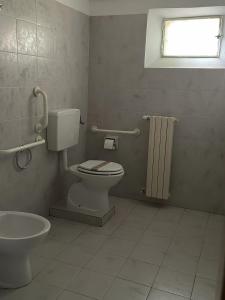 La salle de bains est pourvue de toilettes et d'un lavabo. dans l'établissement Agriturismo La Lupa, à Madonna della Provvidenza