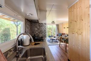 Η κουζίνα ή μικρή κουζίνα στο Chalet op rustig park op de Veluwe