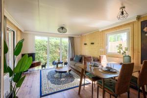 Χώρος καθιστικού στο Chalet op rustig park op de Veluwe +24 φωτογραφίες
