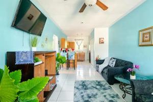 - un salon avec un canapé et une télévision dans l'établissement Tropicabana, à Nassau