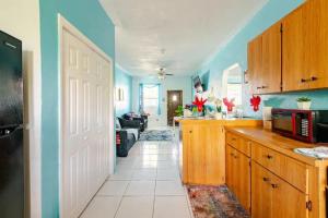 eine Küche mit einer Tür zum Wohnzimmer in der Unterkunft Tropicabana in Nassau