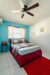 una camera con letto e ventilatore a soffitto di Tropicabana a Nassau